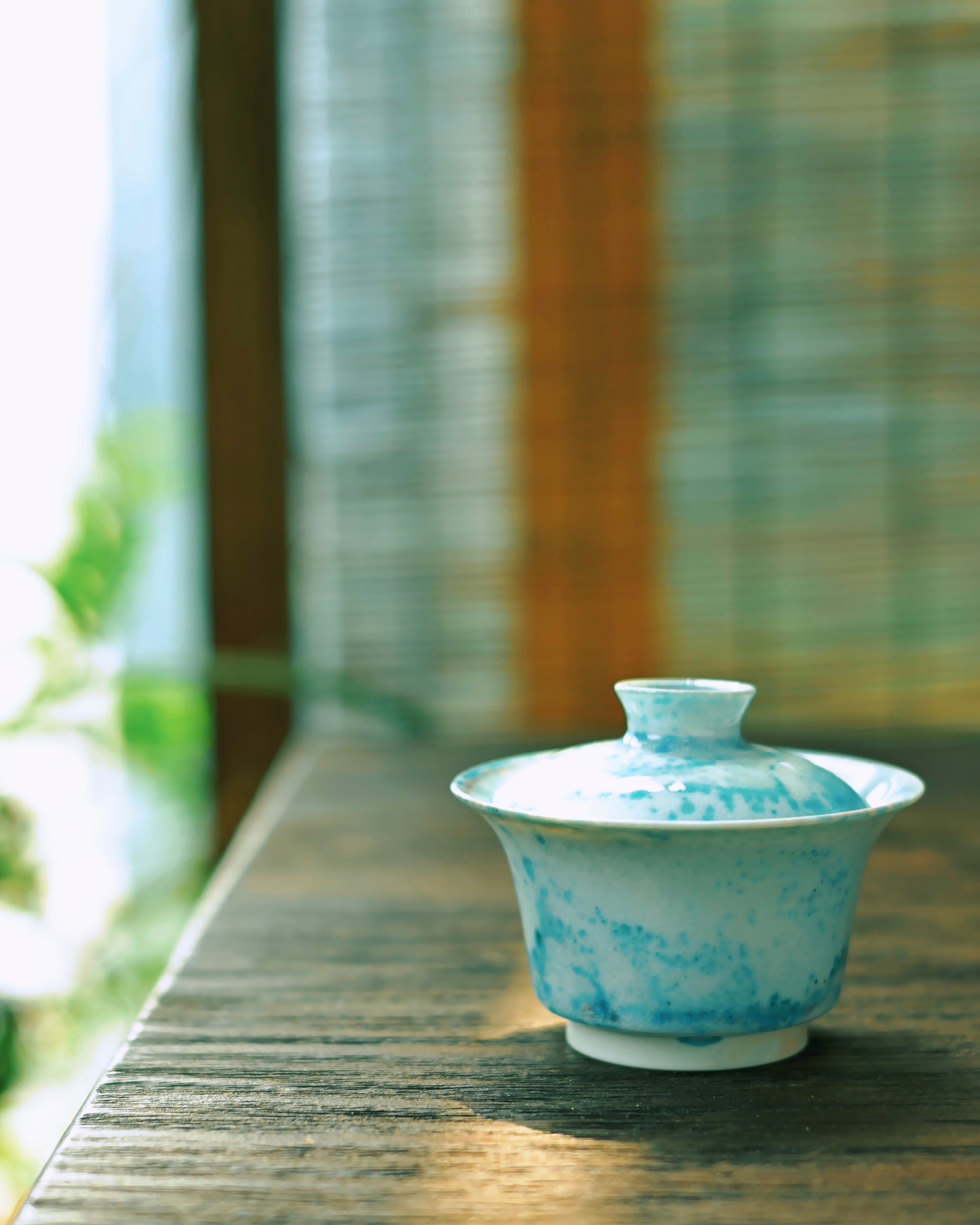 Natural crystalline surface on high white clay gaiwan created by soda spray during high-temperature firing