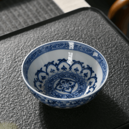 Blau-weiße Unterglasur-Porzellantasse mit Rankenlotos-Dekor für Puerh-Tee