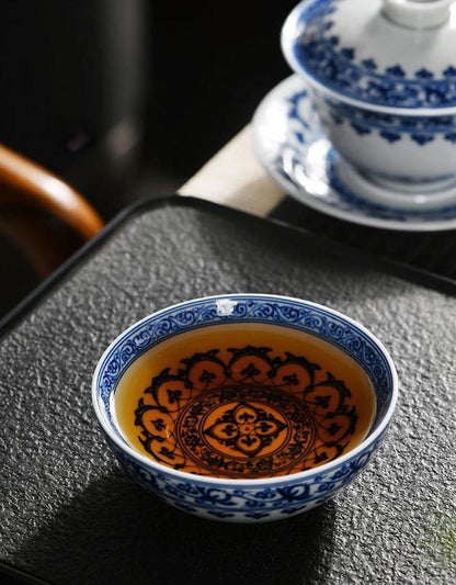 Blau-weiße Unterglasur-Porzellantasse mit Rankenlotos-Dekor für Puerh-Tee
