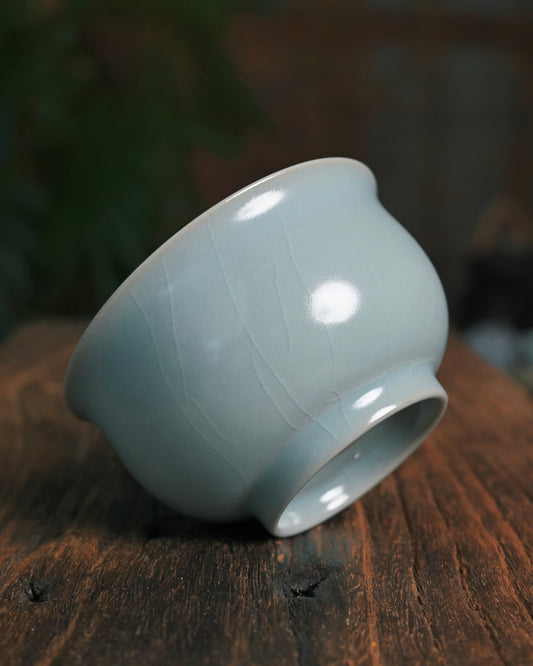 Northern Song style Ru ware teacup with willow-leaf crackle pattern