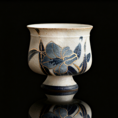 Alte Clay Blau-Weiße Vulkanstein-Stil Karamellglasur Stiel-Teetasse mit Handgemaltem Narzissen-Design