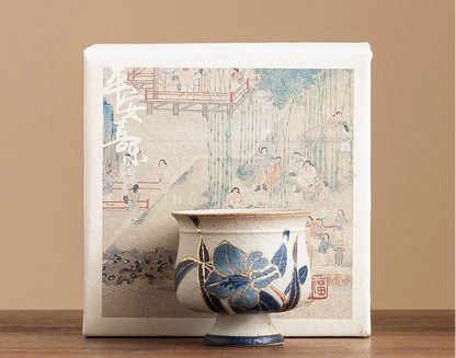 Alte Clay Blau-Weiße Vulkanstein-Stil Karamellglasur Stiel-Teetasse mit Handgemaltem Narzissen-Design