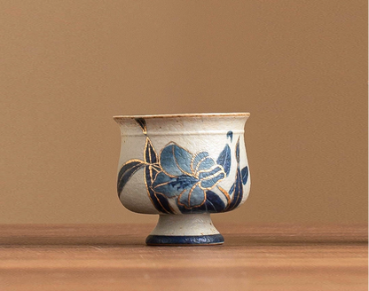 Alte Clay Blau-Weiße Vulkanstein-Stil Karamellglasur Stiel-Teetasse mit Handgemaltem Narzissen-Design