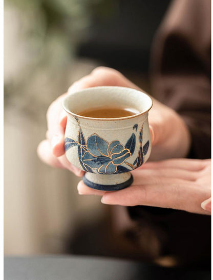 Alte Clay Blau-Weiße Vulkanstein-Stil Karamellglasur Stiel-Teetasse mit Handgemaltem Narzissen-Design