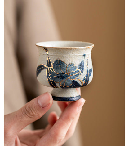 Alte Clay Blau-Weiße Vulkanstein-Stil Karamellglasur Stiel-Teetasse mit Handgemaltem Narzissen-Design