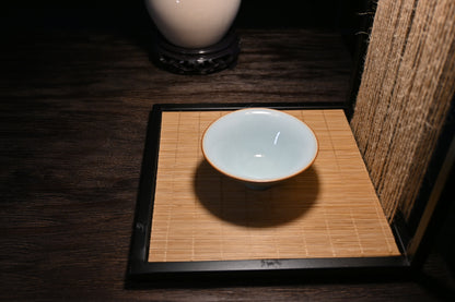 Ru ware gongfu teacup with sky-blue glaze
