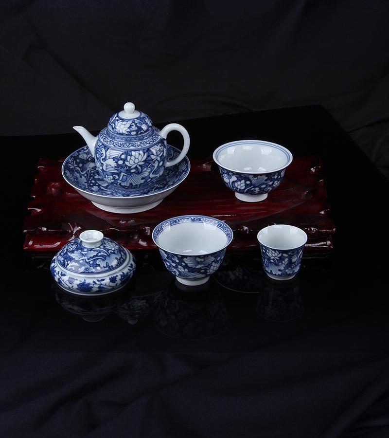 Blue and White Porcelain Host's Teacup with Lotus Pond and Egret Design