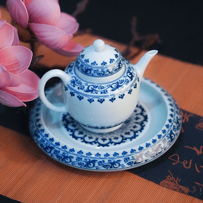 Jingdezhen Teekanne mit blau-weißem Lotusrankenmuster