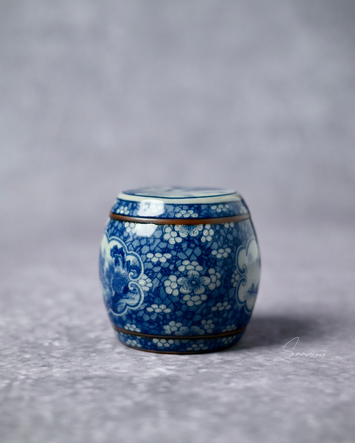 Porcelain tea lid accessory designed to keep gaiwan or teapot lid elevated and clean during brewing