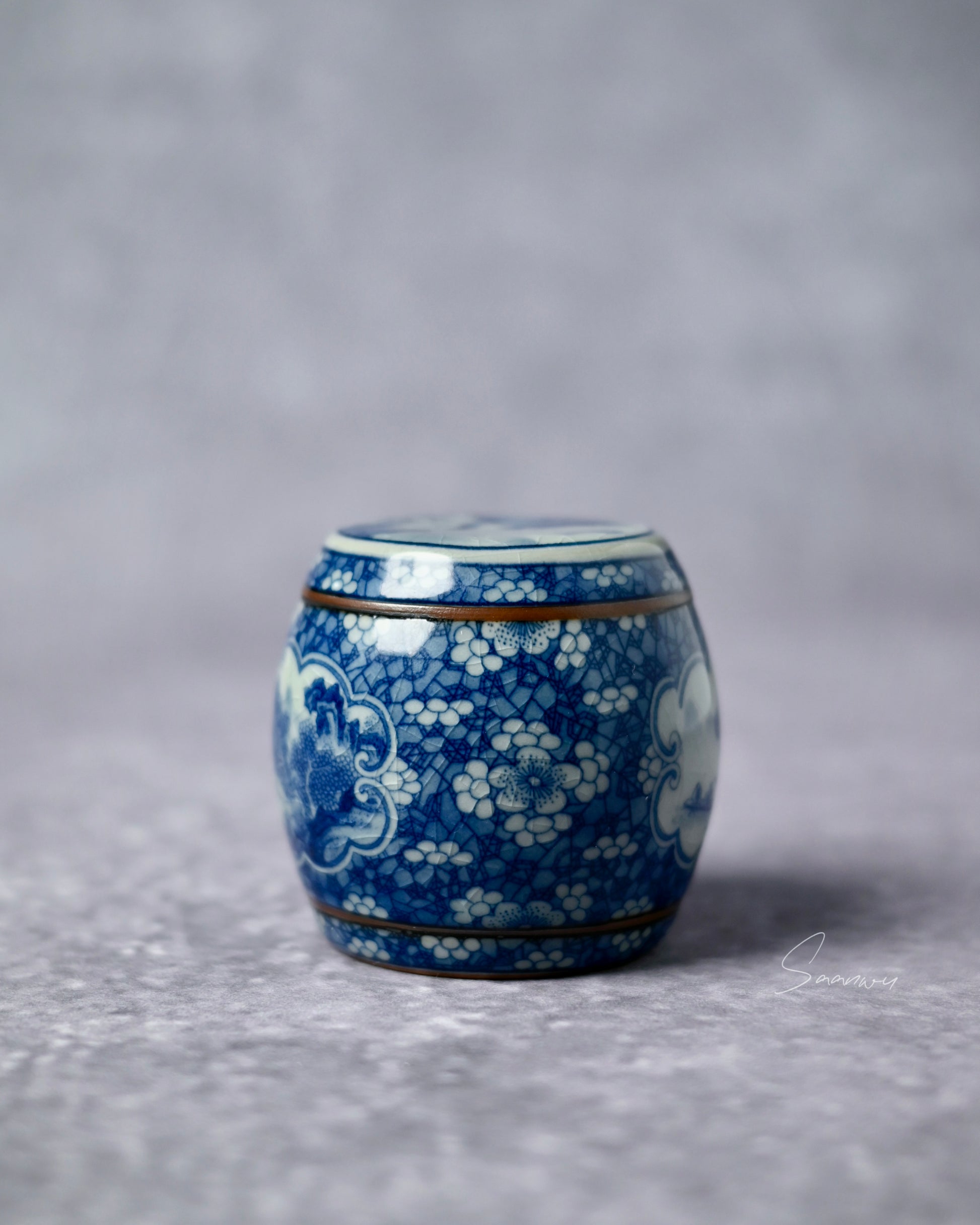 Porcelain tea lid accessory designed to keep gaiwan or teapot lid elevated and clean during brewing