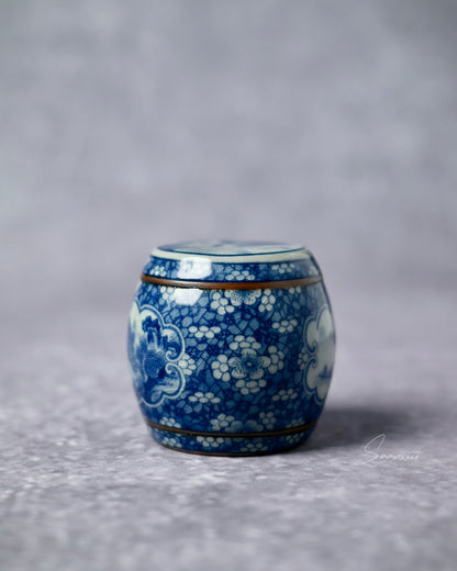 Porcelain tea lid accessory designed to keep gaiwan or teapot lid elevated and clean during brewing