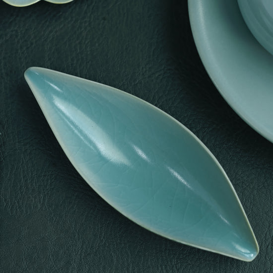 Handcrafted Ru porcelain tea scoop with willow leaf crackled pattern for Gongfu tea