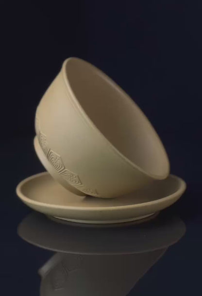 Tasse de maître en argile violette Zisha de Yixing sculptée motif Baoxiang avec sous-verre