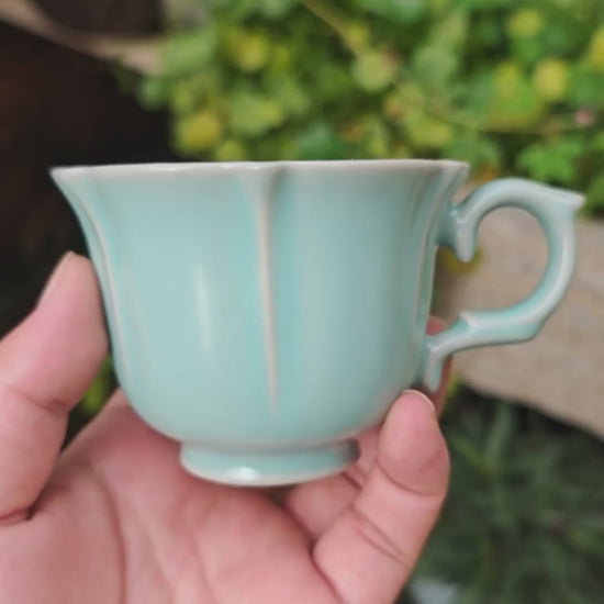 Ru porcelain originated in ancient Ruzhou (today’s Pingdingshan, Henan Province, China). The imperial Ru kiln relic site is at Qingliangsi in Baofeng County, which belonged to Ruzhou during the Song Dynasty. Ruzhou remains the hometown of handmade Ru ware today.