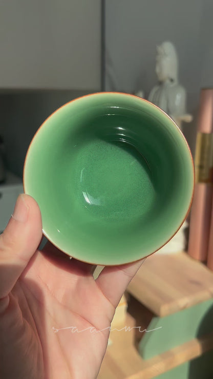 Longquan Celadon Asch- und Pflaumengrün Glasur handgeschnitzte Fischmuster Meister Teetasse
