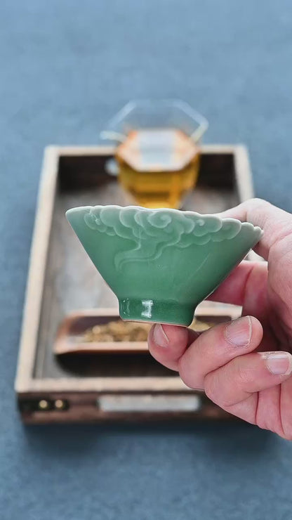 Longquan-Seladon-Teetasse mit geprägten Wolkenmustern