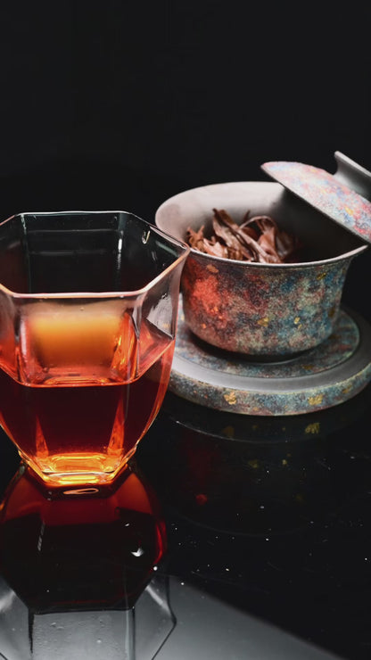 Gaiwan/bol à thé en argile violette combinée à des minéraux rocheux, avec détails dorés colorés
