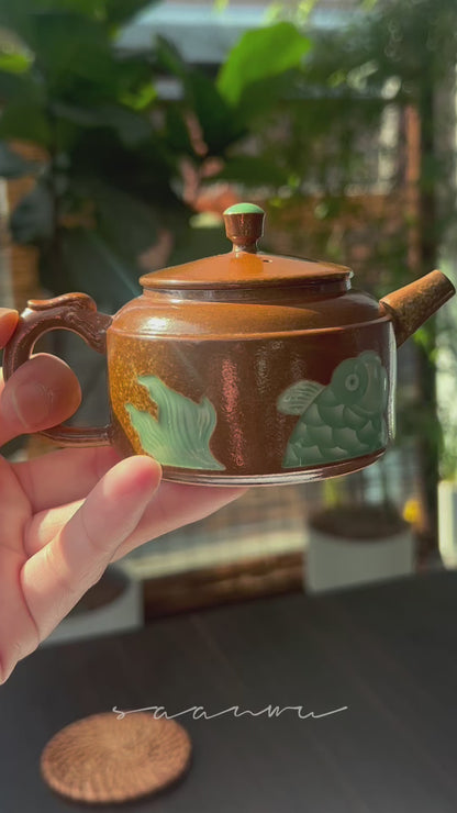 Longquan-Celadon-Teekanne in Pflaumengrün mit Pflanzenaschelasiert