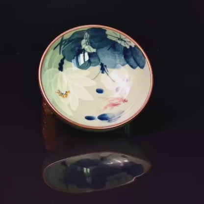 Tasse à thé Jingdezhen en porcelaine bleue et blanche peinte à la main avec motifs de lotus sous couverte.