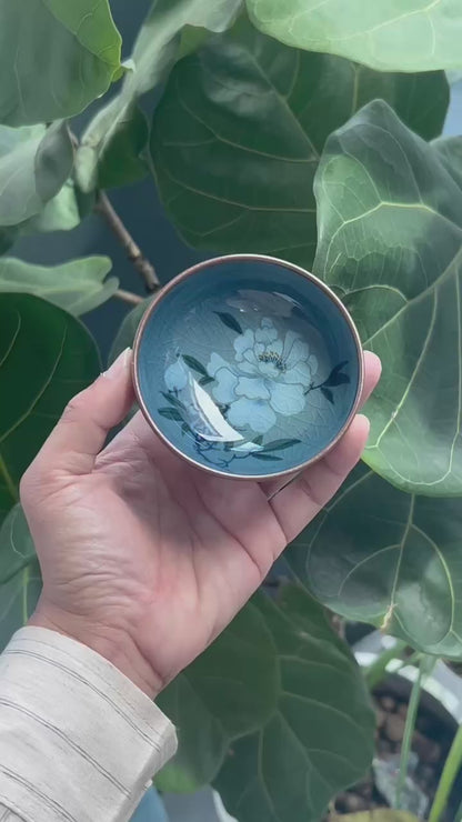 Tasse de maître en céramique bleue et blanche peinte à la main Jingdezhen, glaçure sous couverte, motif camélia
