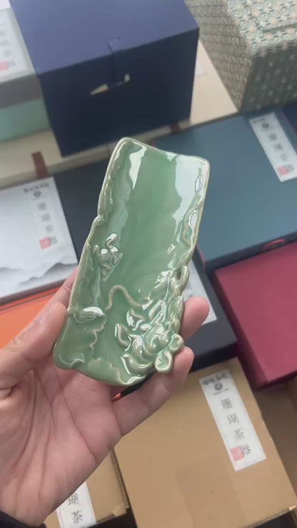 Support à thé en céladon de Longquan, motif lotus sculpté à la main