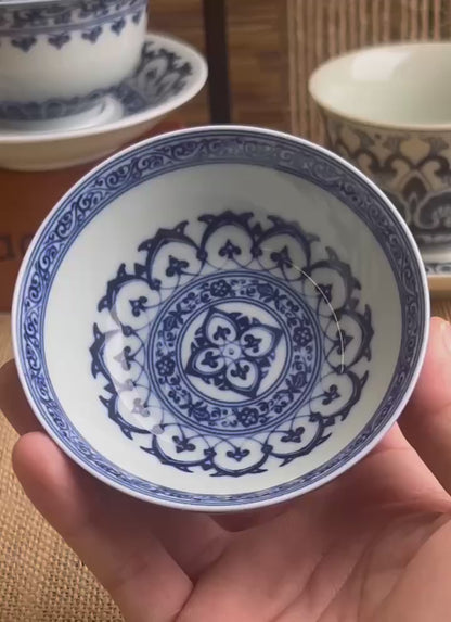 Blau-weiße Unterglasur-Porzellantasse mit Rankenlotos-Dekor für Puerh-Tee