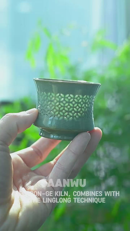 Longquan Celadon Handgefertigte Unterglasur Hohlschnitzerei Teetasse (Linglong Teetasse)