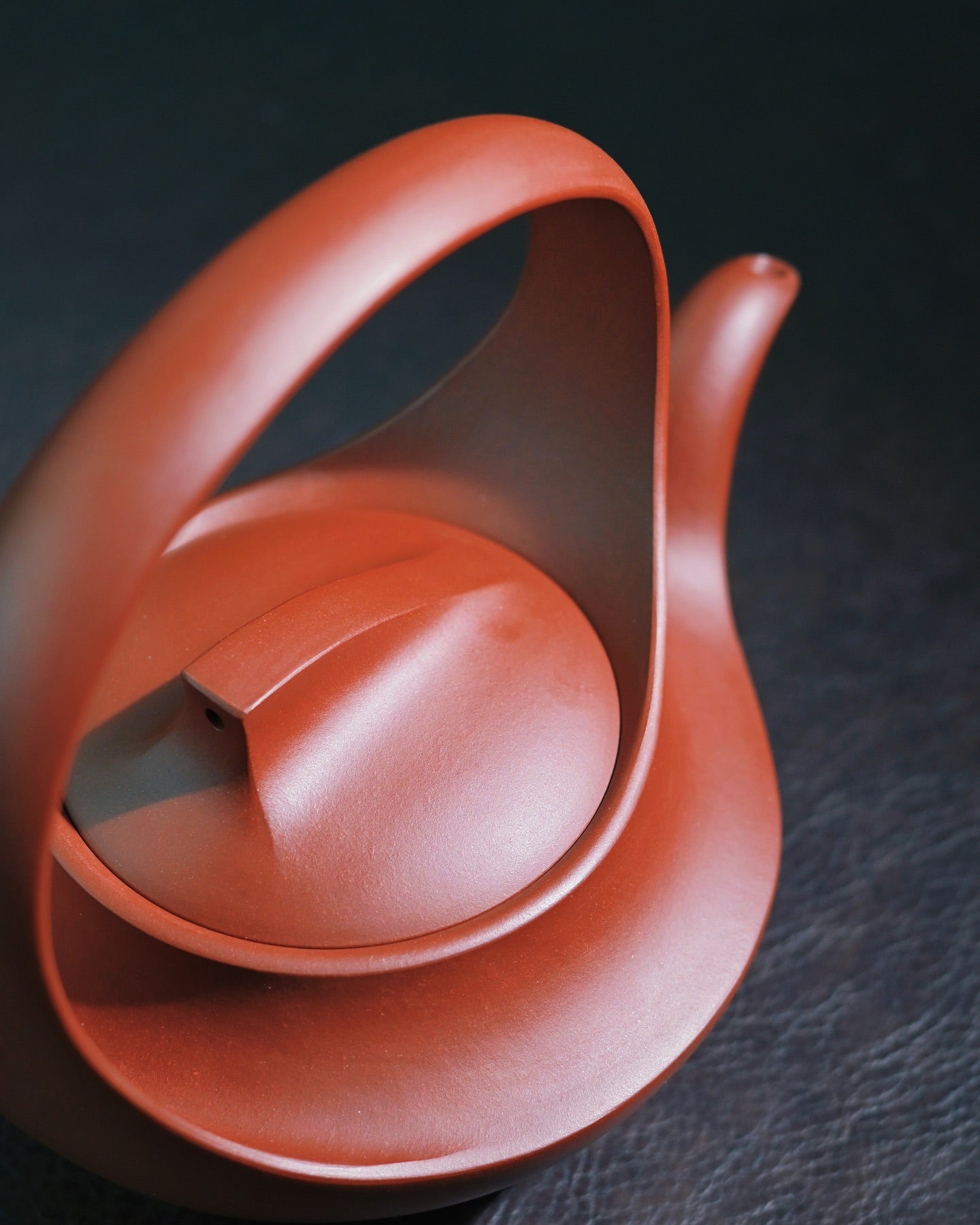 Purple clay Qu Pot reproduction capturing Wang Yinxian's artistic vision, crafted by renowned Yixing artist Yang Junbao