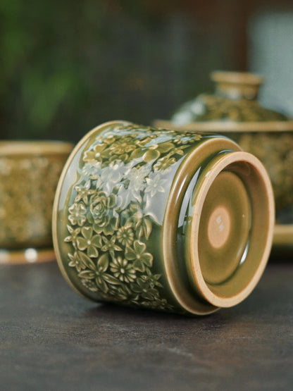 Longquan Celadon „Hundert Blumen“ Relief-Schnitzerei Meister-Teetasse