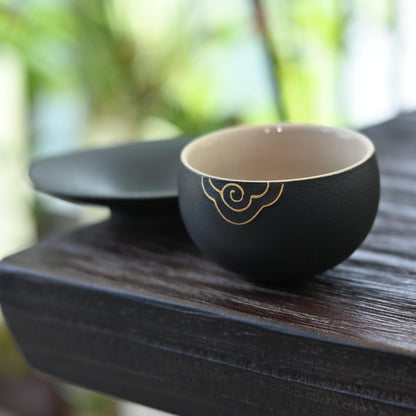 Tasse à thé rustique en argile style wabi-sabi avec sous-verre