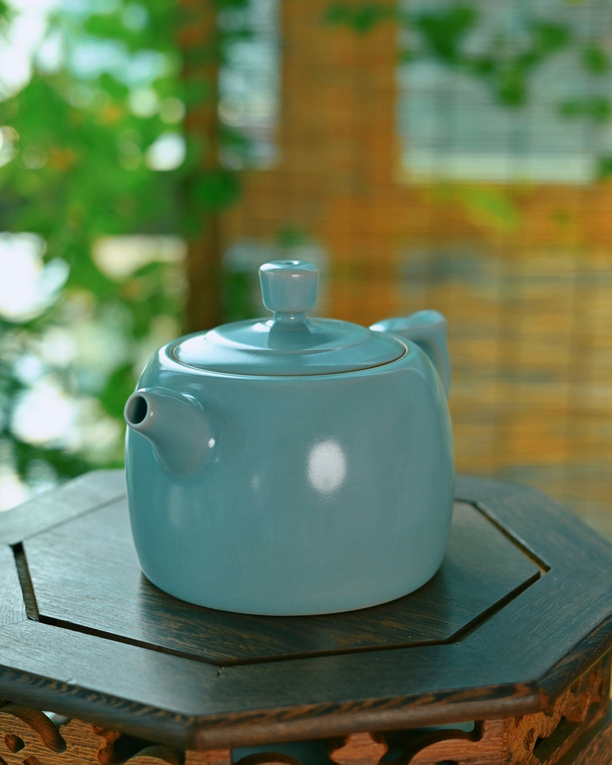 Symbolic well curb form representing gratitude and reflection in Chinese tea culture