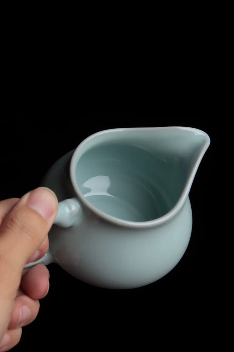 Bottom view showing the delicate sesame nail bracket marks on the base of the Ru Kiln teacup.