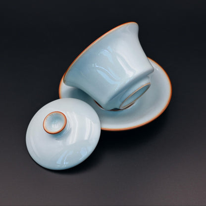 Ru-Porzellan (Ruyao) himmelblaue Gaiwan-Teeschale mit feinen Craquelé-Rissen