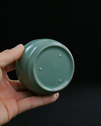 Chinese war drum-shaped tea cup with bulging midsection and wide stable base