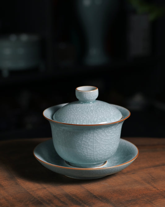 Ru ware gaiwan with ice-crack glaze pattern on celadon surface
