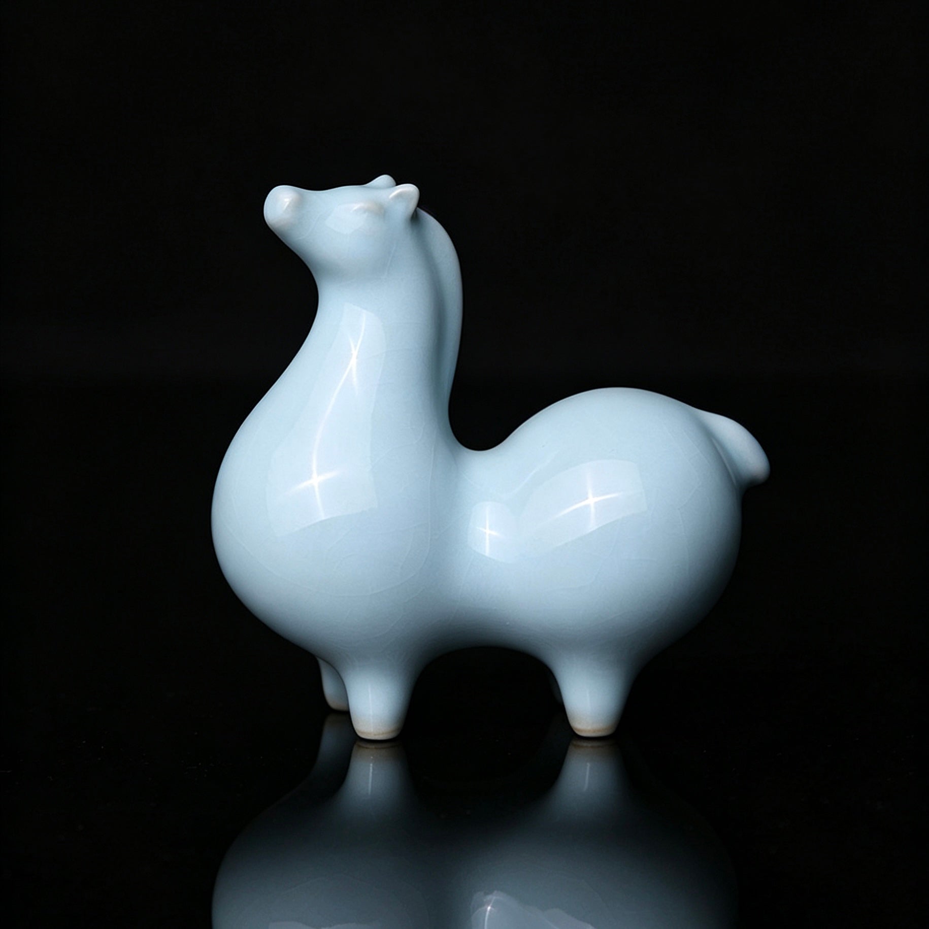 Ru ware sky-blue celadon Tang horse tea pet with plump body and compact table-friendly size