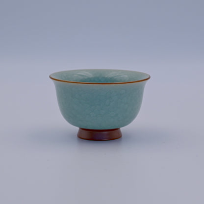 Ice pattern crackle teacup demonstrating authentic Ru ware firing and cooling techniques