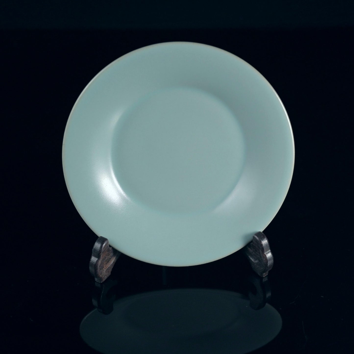 Ru porcelain plate serving as tea tray in tea ceremony