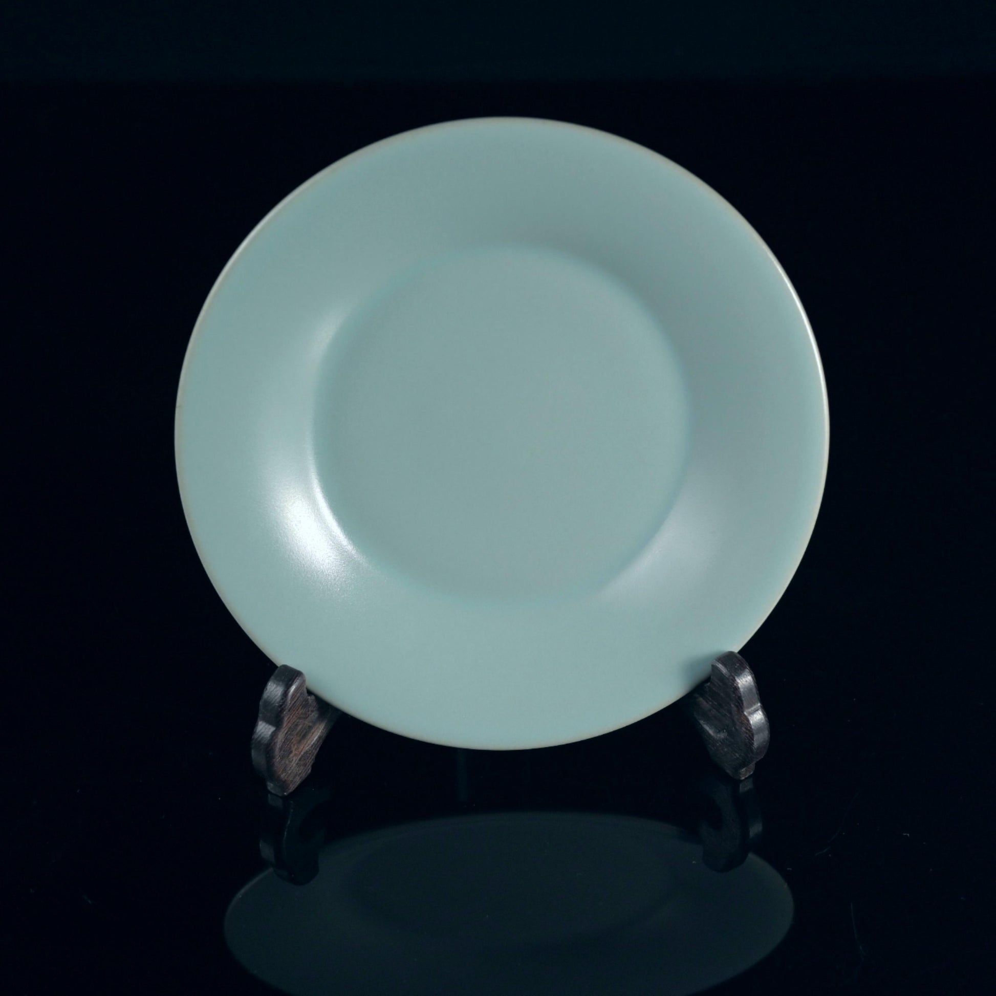 Ru porcelain plate serving as tea tray in tea ceremony