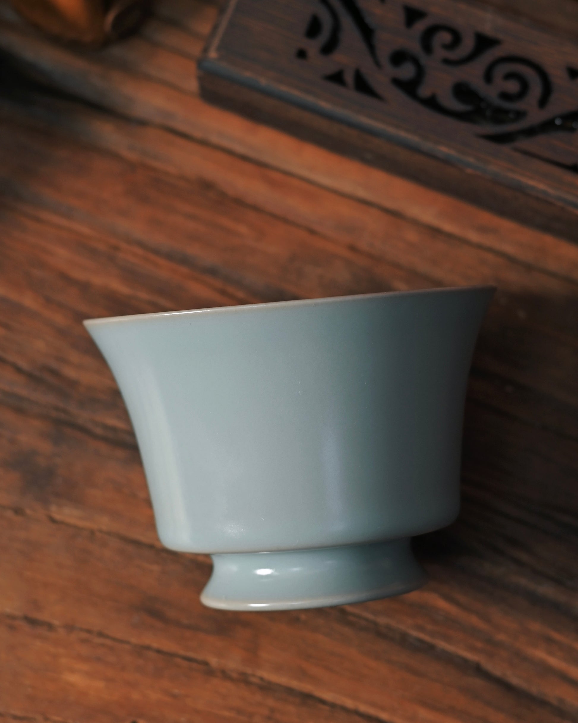 Crackle-free ceramic surface demonstrating advanced Ru ware firing control technique