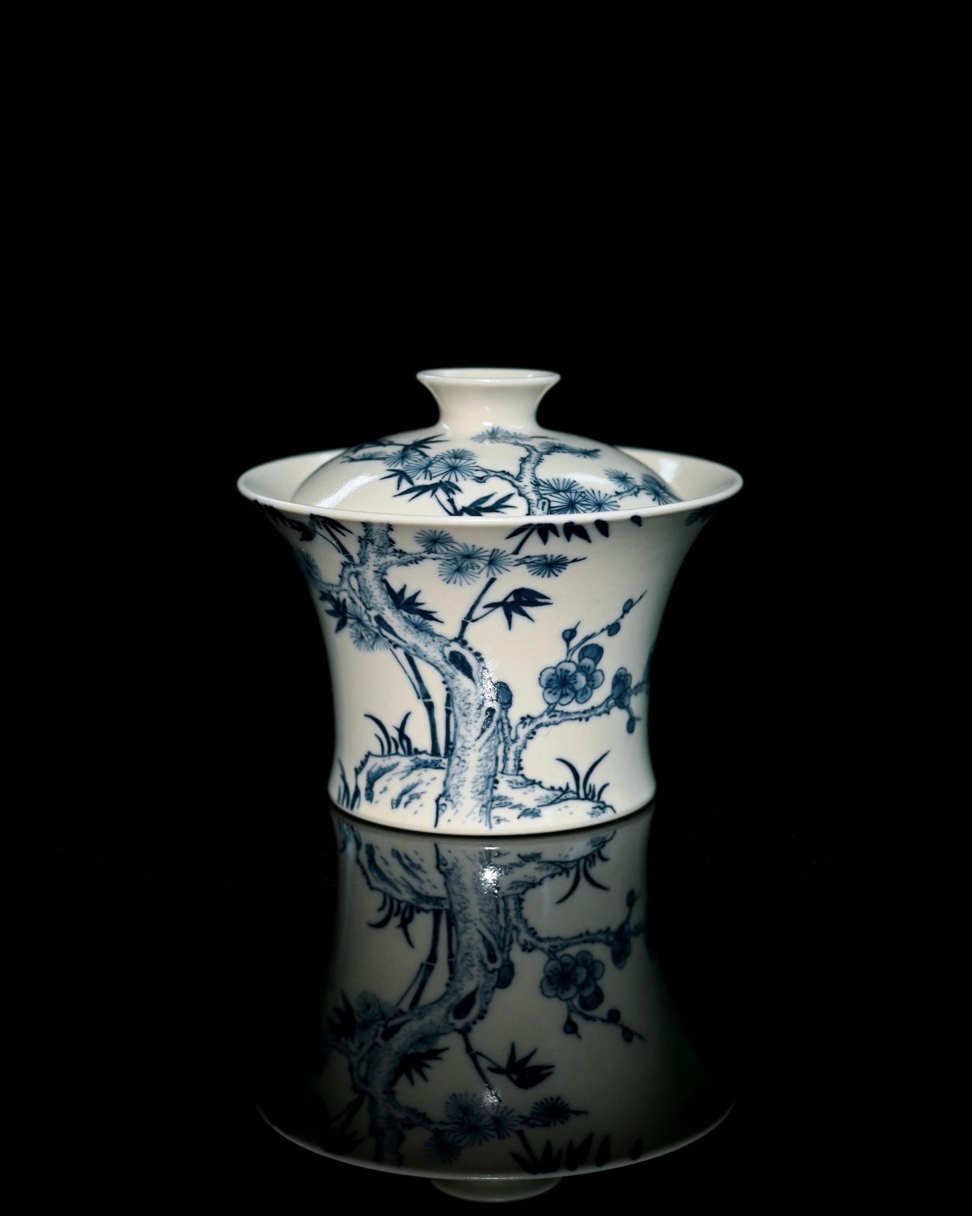 Ming style traditional hand painted blue and white porcelain gaiwan for daily tea brewing