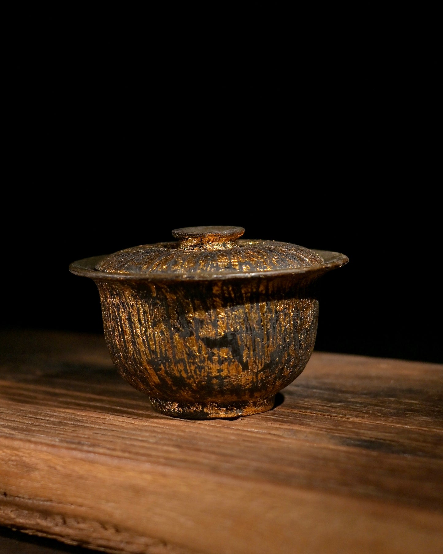 gold decorated lid knob on SAANWU coarse clay raw lacquer gaiwan, traditional oriental lacquer craft tea bowl