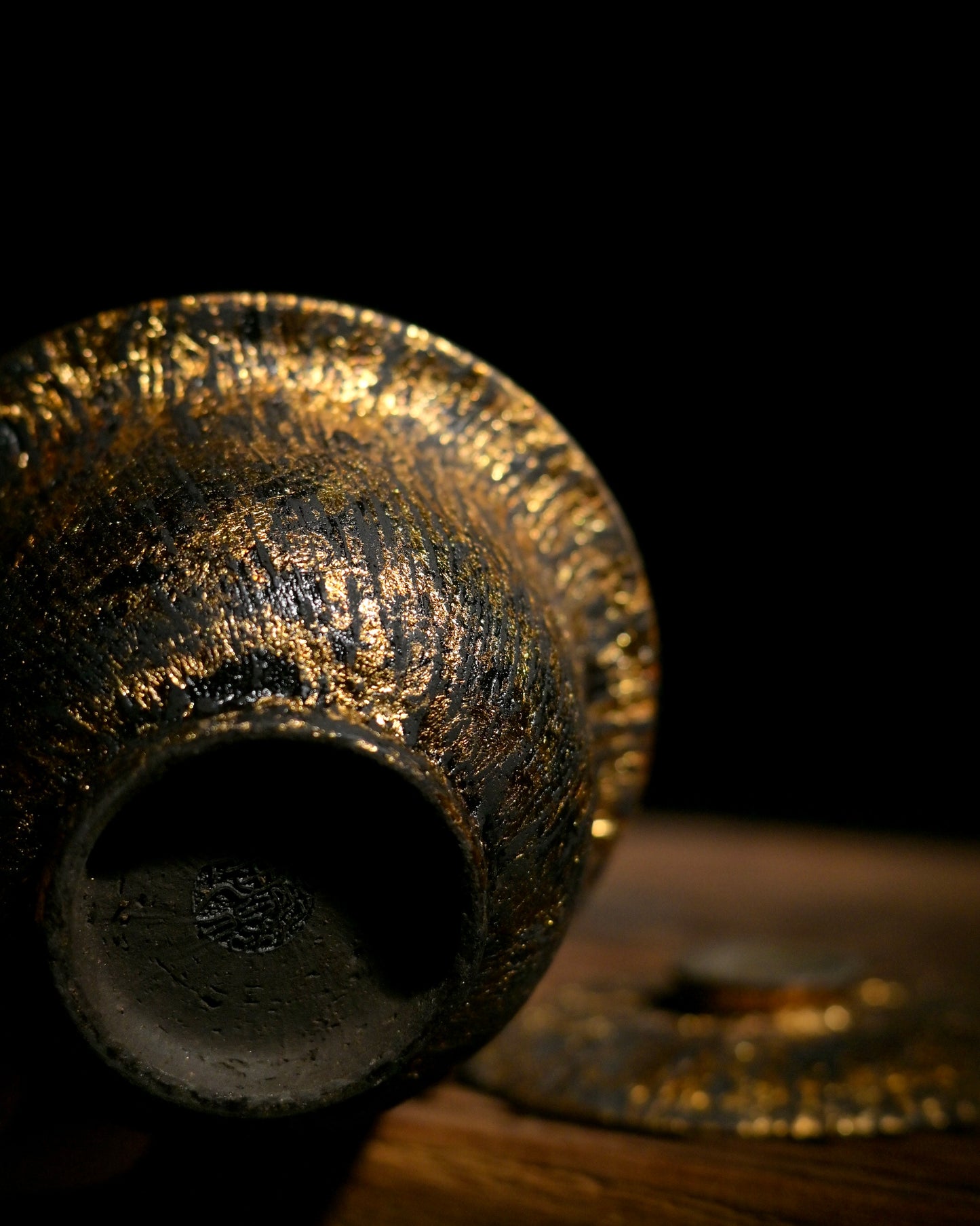 SAANWU artisanal coarse clay gaiwan base, thick heat-resistant raw lacquer coating with flowing gold brush strokes