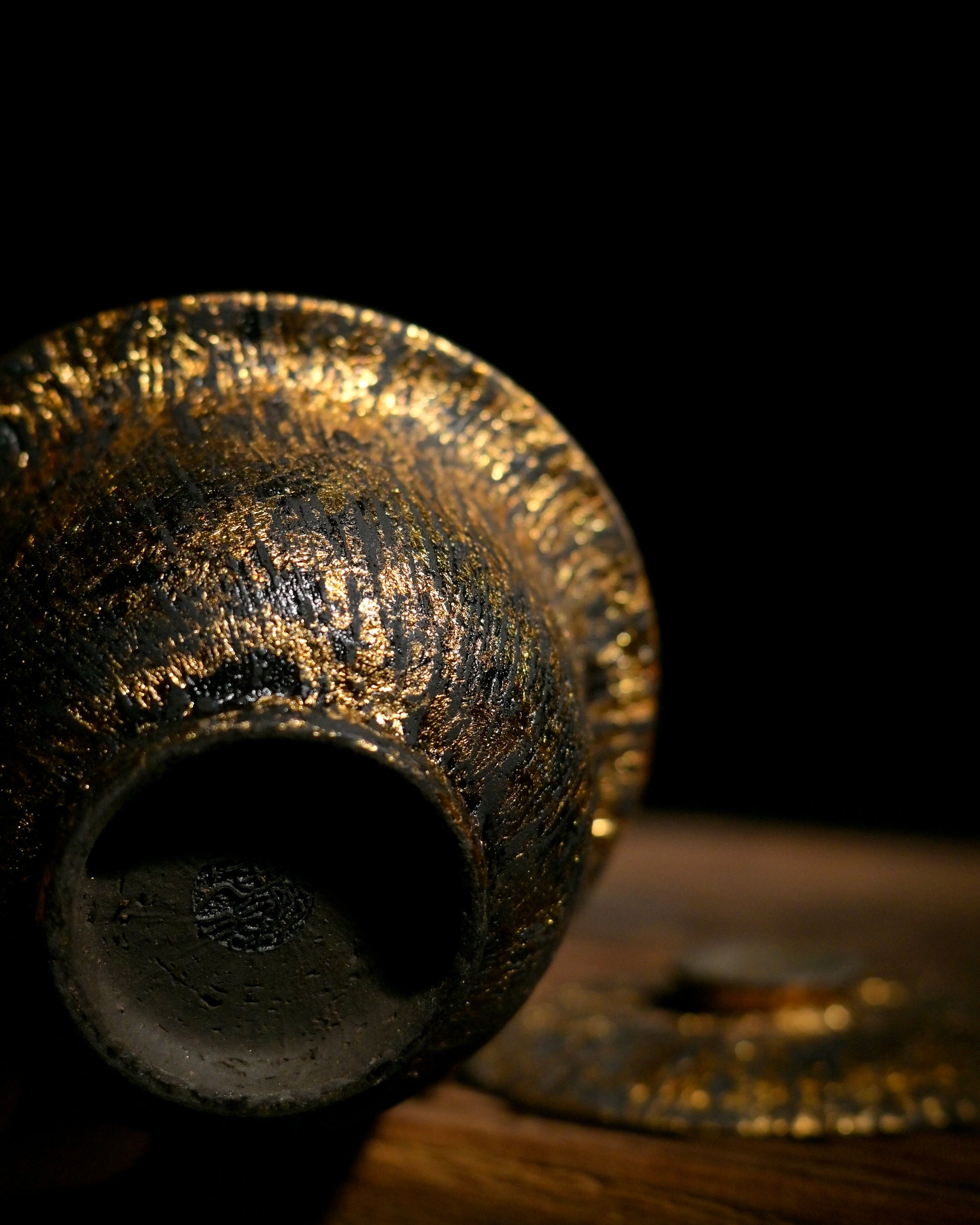  SAANWU artisanal coarse clay gaiwan base, thick heat-resistant raw lacquer coating with flowing gold brush strokes