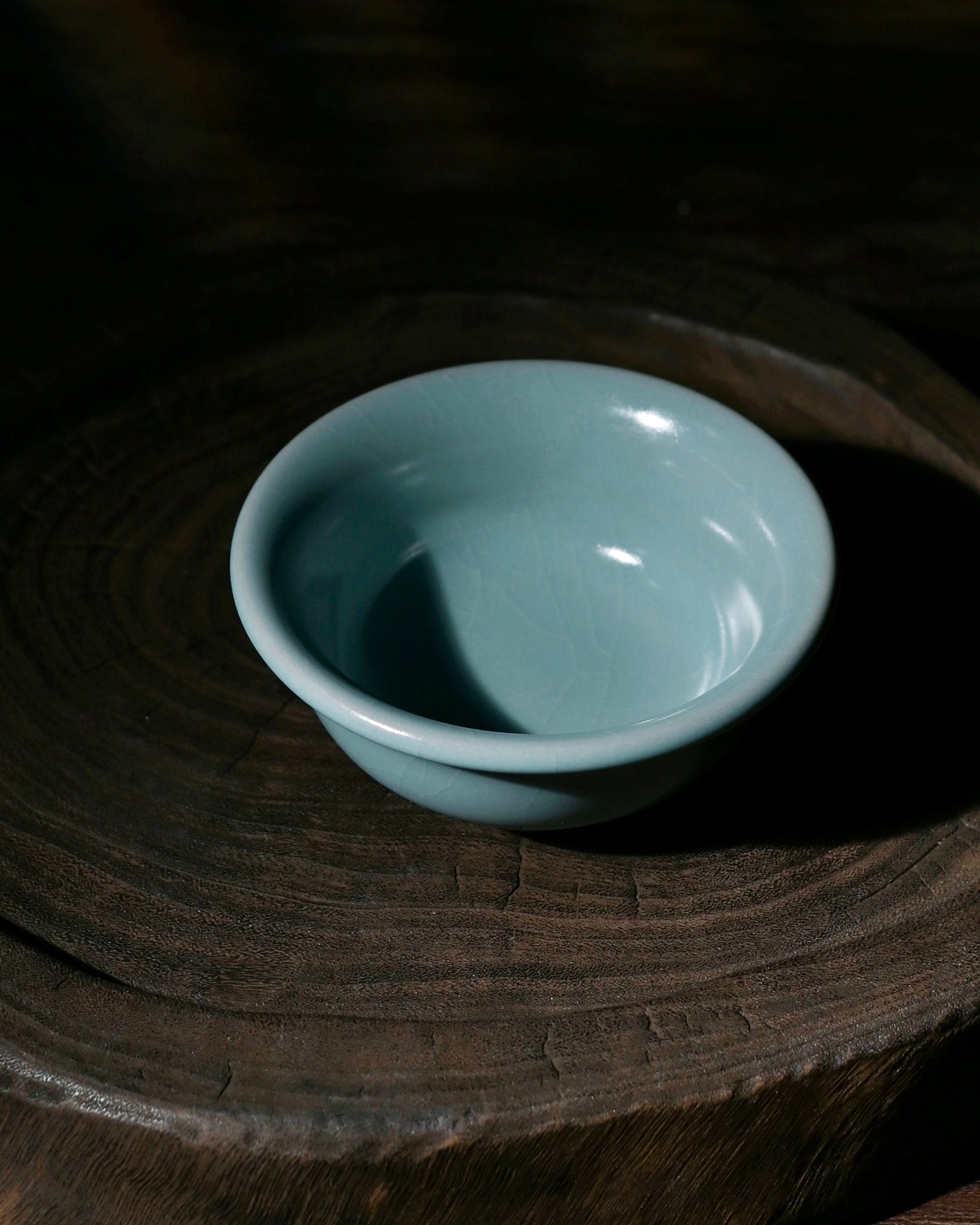 Substantial feel Ru porcelain cup with elegant crackle patterns, representing Chinese ceramic mastery