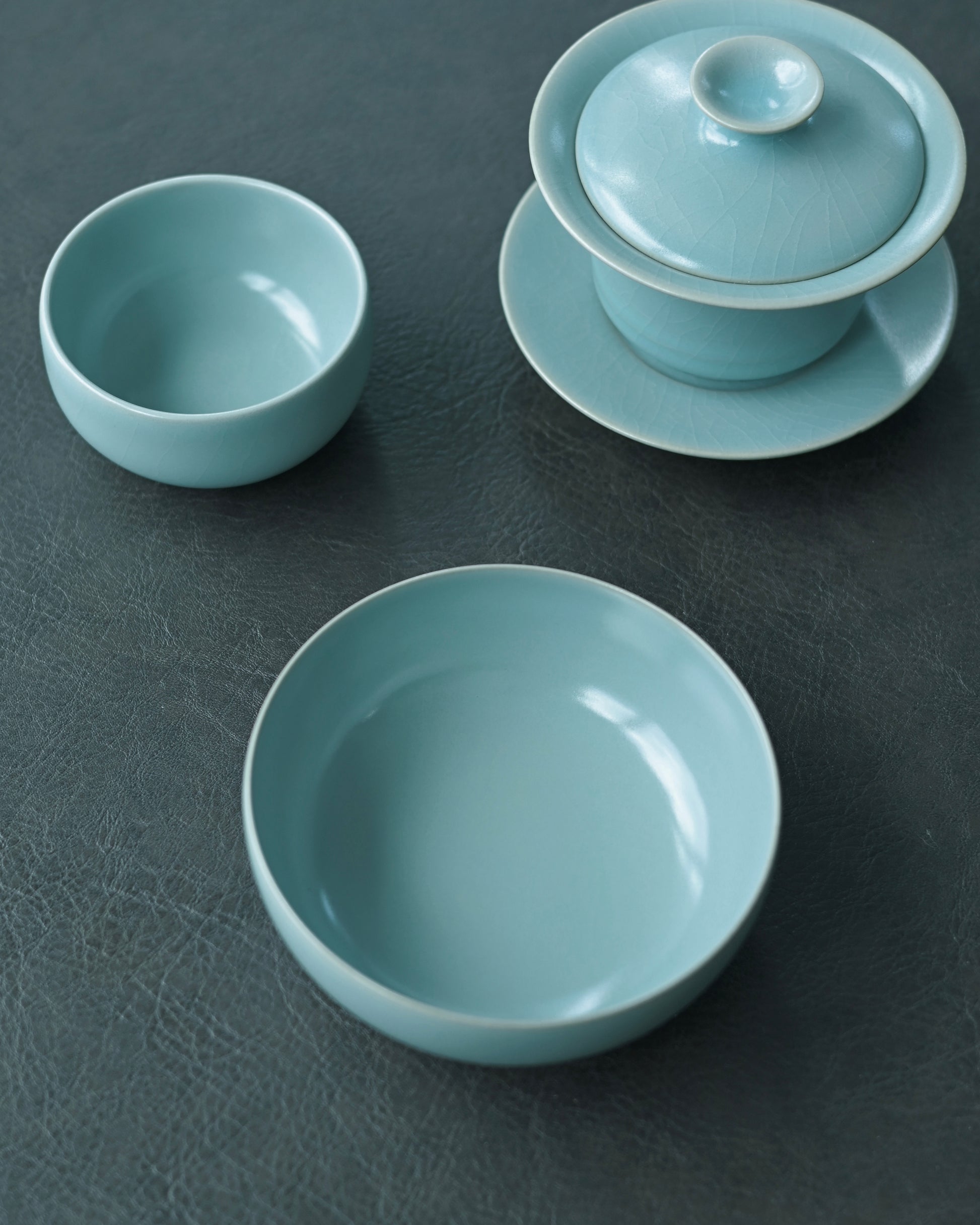 Traditional Ru kiln tea bowl with three-pin firing technique and crackle-free exterior surface
