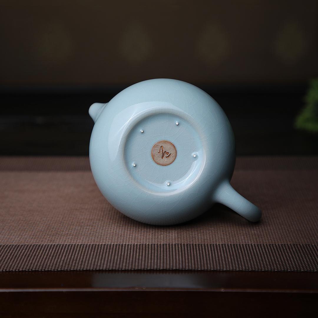 Saanwu Studio Ru ware teapot in Xishi shape with celadon crackled glaze for Chinese tea ceremony
