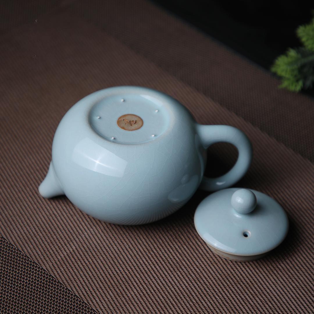 Saanwu Studio Ru ware teapot in Xishi shape with celadon crackled glaze for Chinese tea ceremony