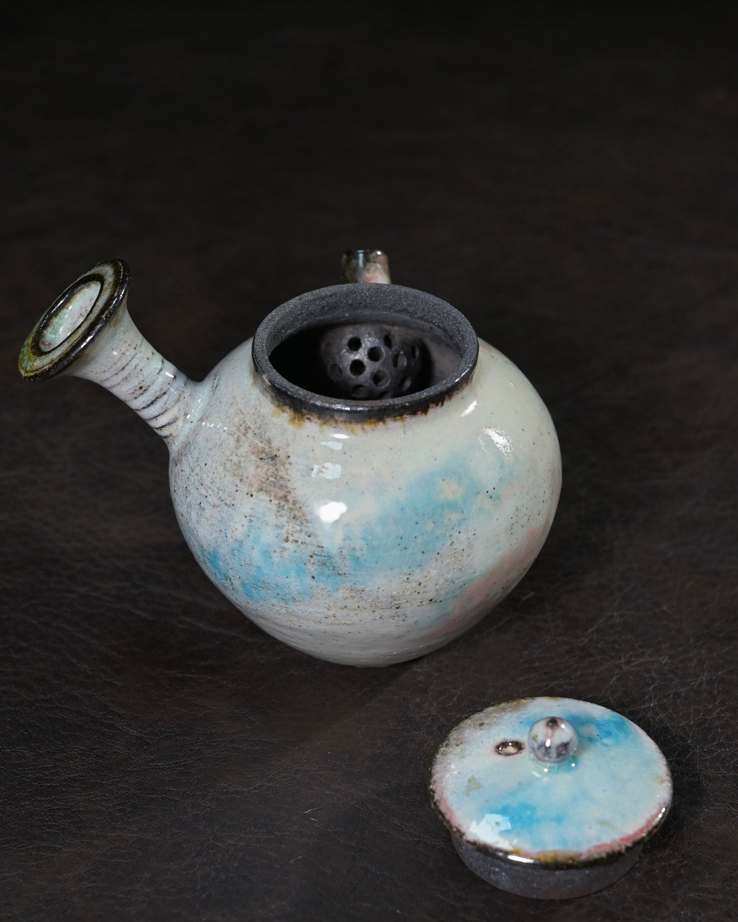 Yokode horizontal side handle positioned higher than spout for balanced pouring with neutral wrist position