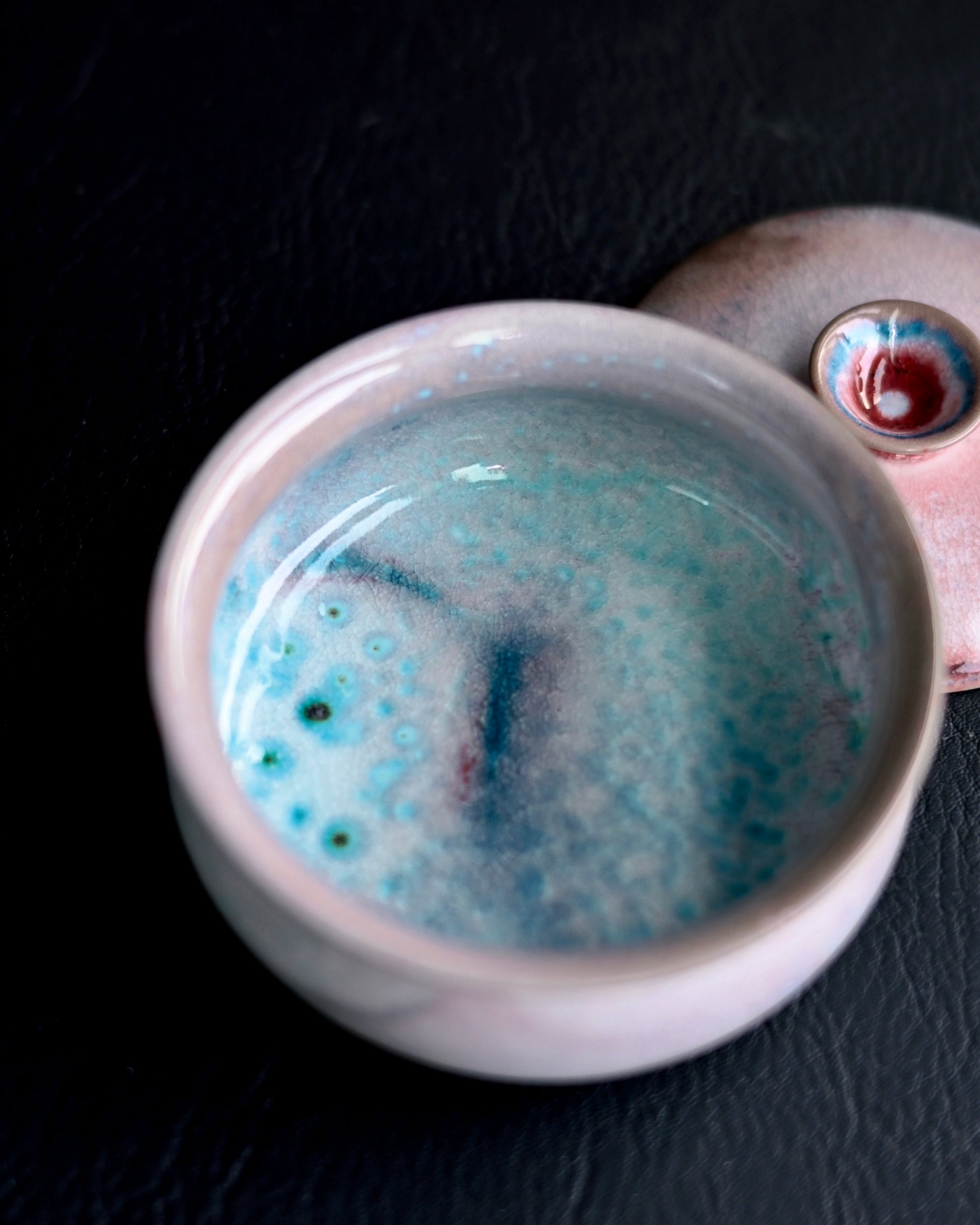 Natural ash markings and surface textures from uncontrolled wood ash deposition during firing